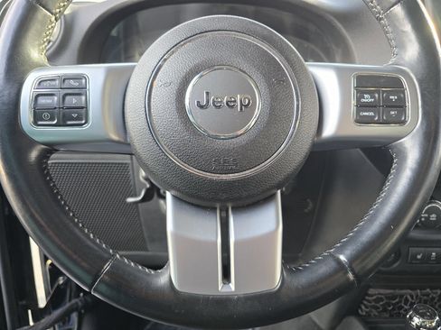 Used 2015 Jeep Wrangler Unlimited Rubicon image 37