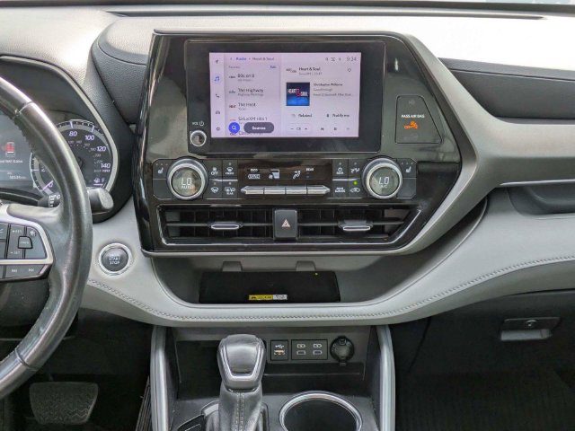 Used 2023 Toyota Highlander XLE FWD image 22