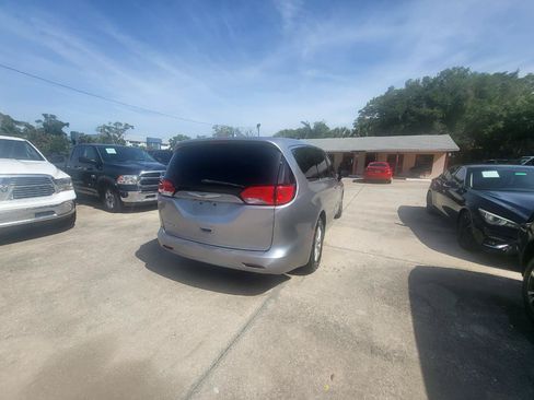 Used 2017 Chrysler Pacifica Touring w/ Tire & Wheel Group FWD image 28