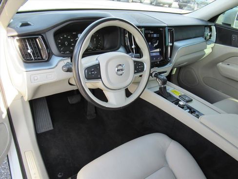 Used 2018 Volvo XC60 T6 Momentum w/ Convenience Package image 14