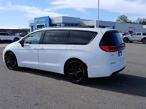 Used 2025 Chrysler Pacifica Limited image 6