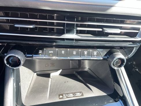 New 2026 Chevrolet Traverse LT w/ Sun and Wheel Package FWD image 30