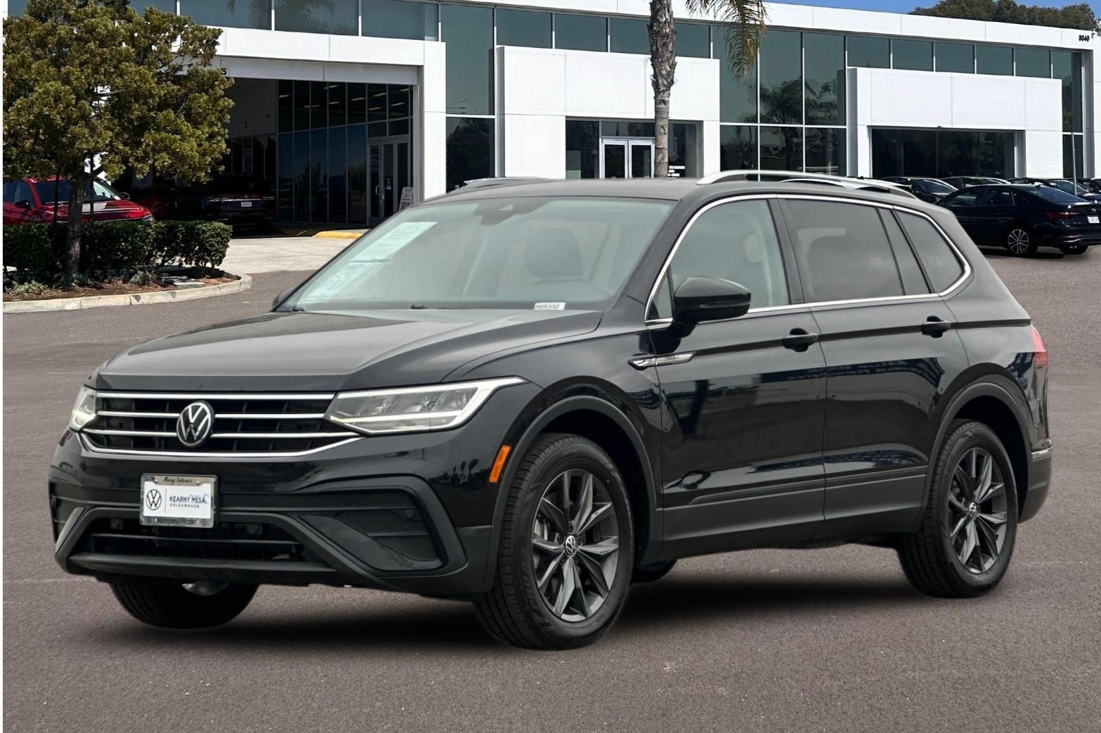 Used 2023 Volkswagen Tiguan SE w/ Panoramic Sunroof Package FWD image 7