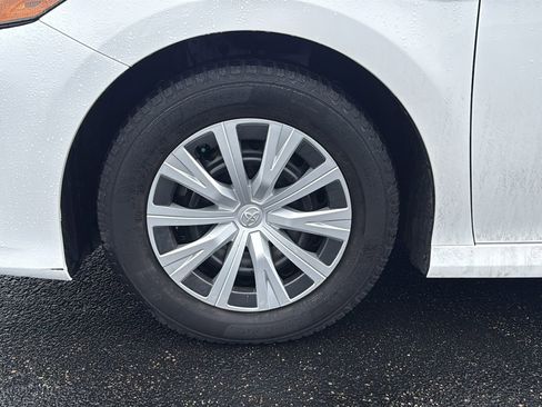 Used 2020 Toyota Camry LE image 9