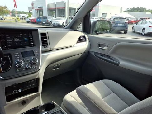 Used 2019 Toyota Sienna LE w/ Carpet Mat Package FWD image 10