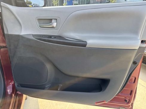 Used 2020 Toyota Sienna LE FWD image 13