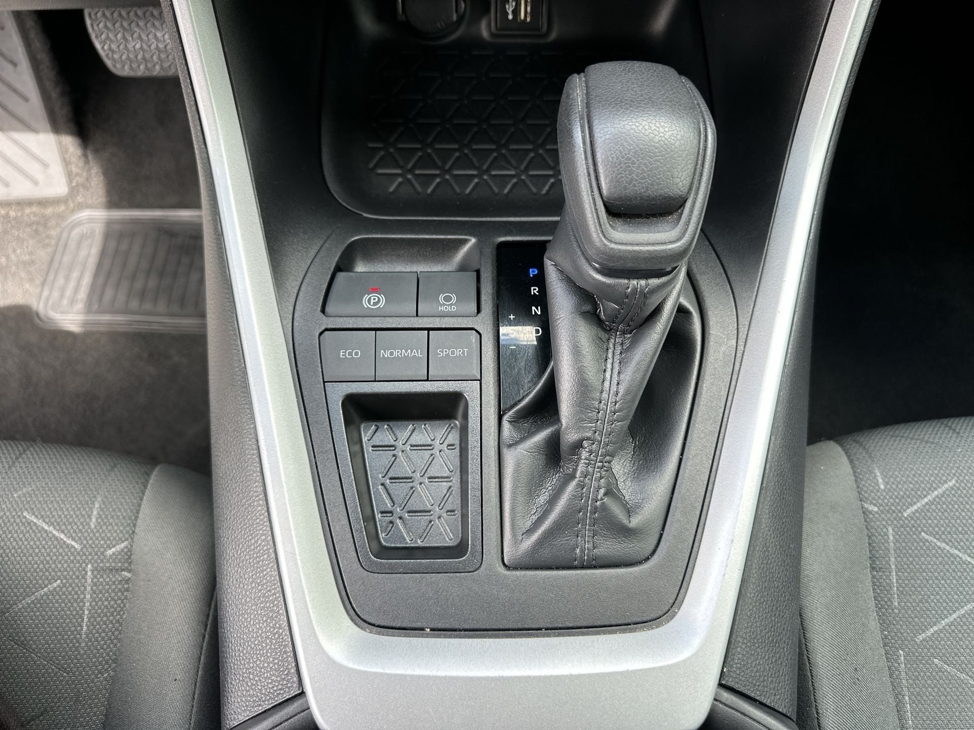 Used 2024 Toyota RAV4 XLE FWD image 16