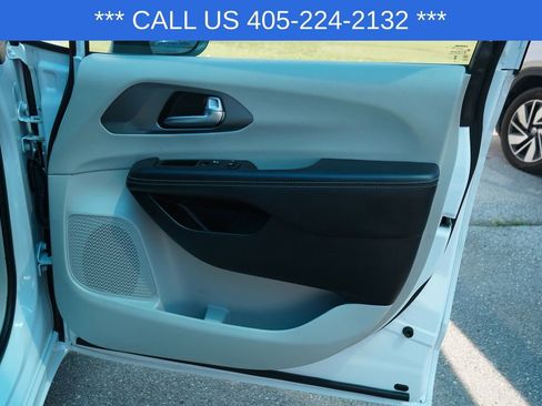 Used 2023 Chrysler Pacifica Touring-L FWD image 21