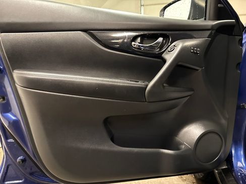 Used 2019 Nissan Rogue SL image 16