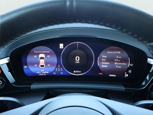 Certified 2024 Porsche Macan Turbo Electric AWD/4WD image 28