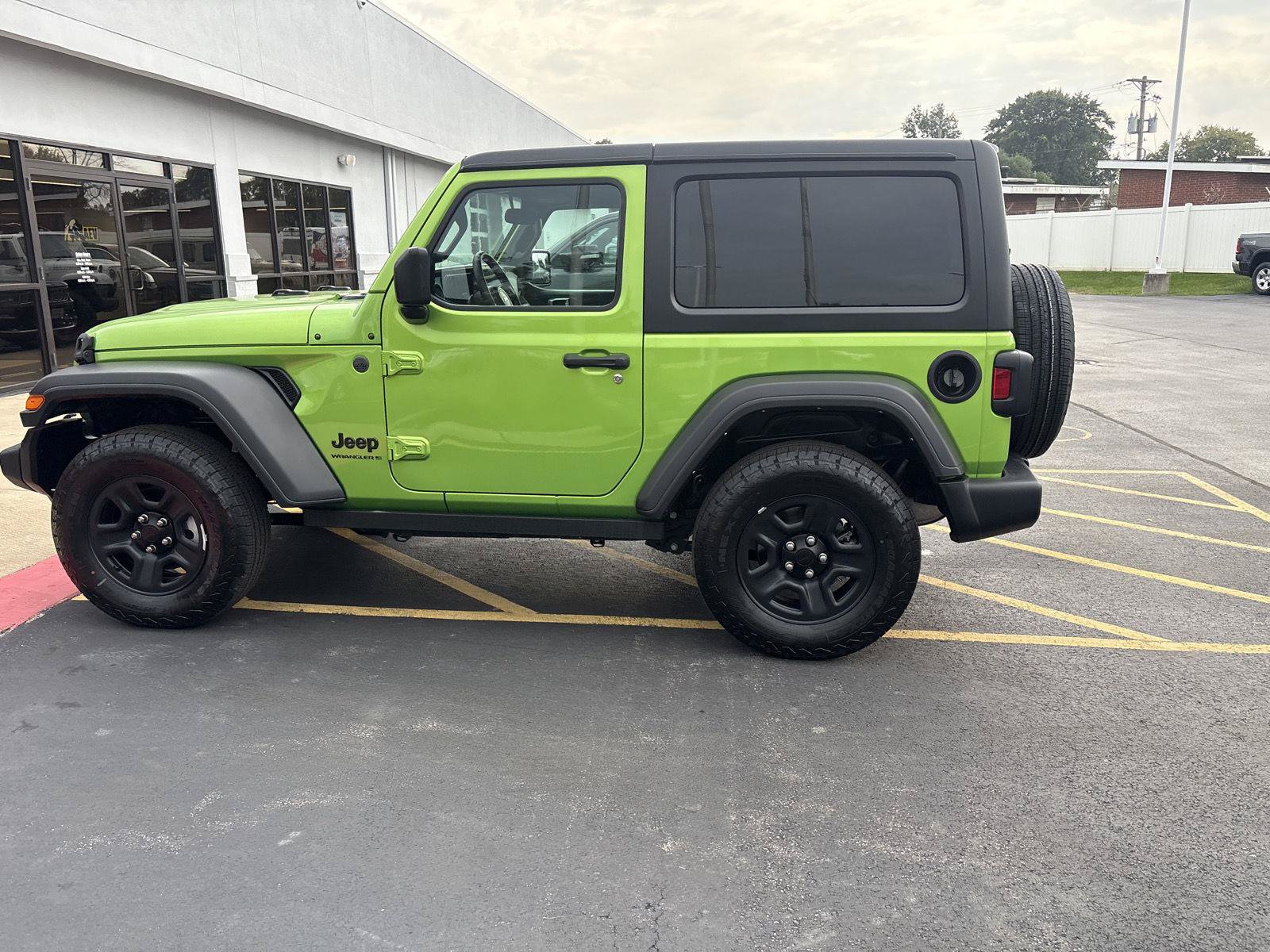Used 2025 Jeep Wrangler Sport AWD/4WD image 8