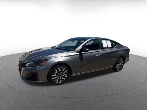Used 2025 Nissan Altima 2.5 SV FWD image 8