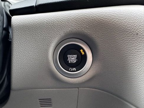 Used 2024 Chrysler Pacifica Touring-L image 29