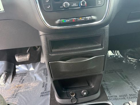Used 2016 Dodge Grand Caravan SE image 16
