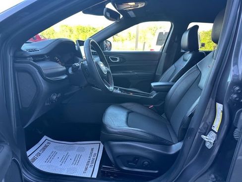 Used 2024 Jeep Compass Trailhawk w/ Trailhawk Convenience Group AWD/4WD image 12