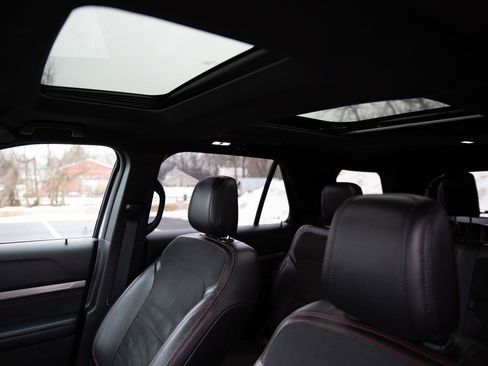 Used 2018 Ford Explorer XLT w/ Equipment Group 202A image 19