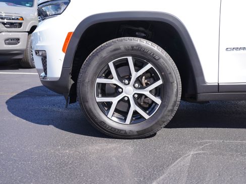 Used 2023 Jeep Grand Cherokee L Limited w/ Luxury Tech Group II AWD/4WD image 15