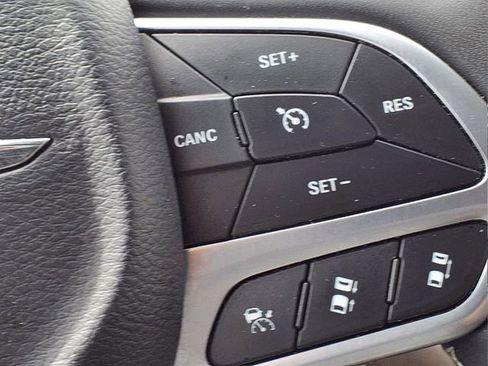 Used 2024 Chrysler Pacifica Touring-L image 22