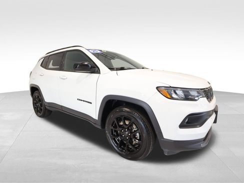 Used 2025 Jeep Compass Latitude w/ Convenience Group AWD/4WD image 6