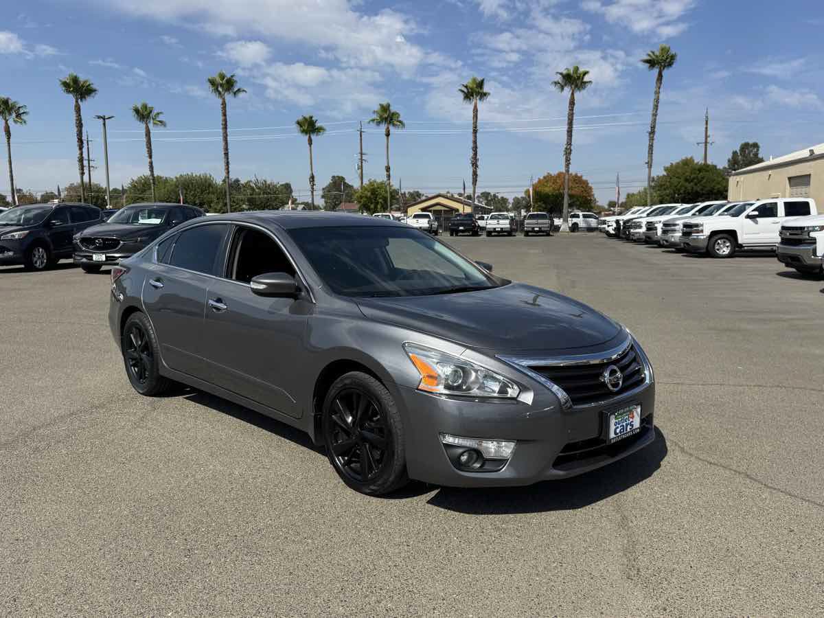 Used 2015 Nissan Altima 2.5 SV w/ Convenience Package FWD image 2