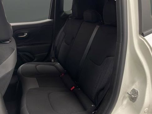 Used 2018 Jeep Renegade Altitude FWD image 23