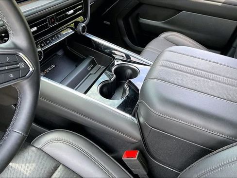 Used 2025 Chevrolet Tahoe High Country AWD/4WD image 13