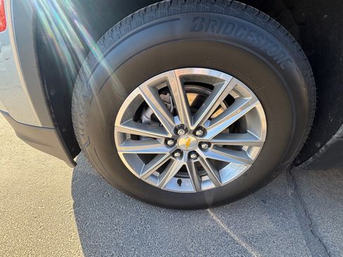 Used 2023 Chevrolet Traverse LT FWD image 6
