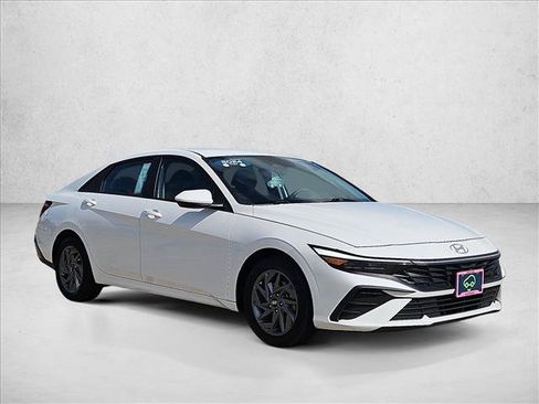 Used 2024 Hyundai Elantra SEL FWD image 3
