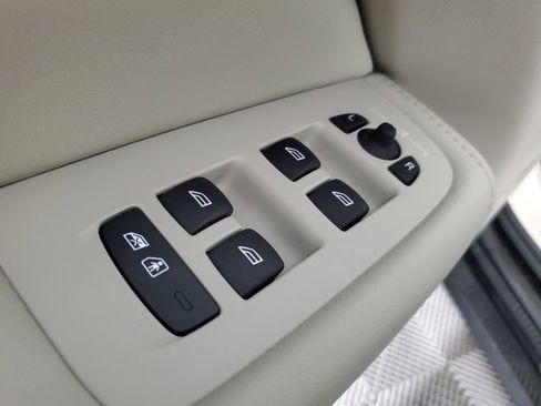 Certified 2023 Volvo XC60 B5 Plus w/ Climate Package FWD image 22