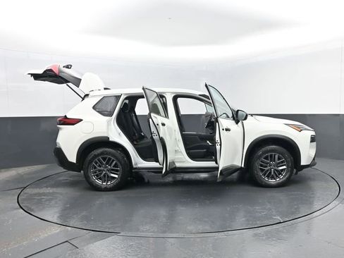 Used 2023 Nissan Rogue S image 28