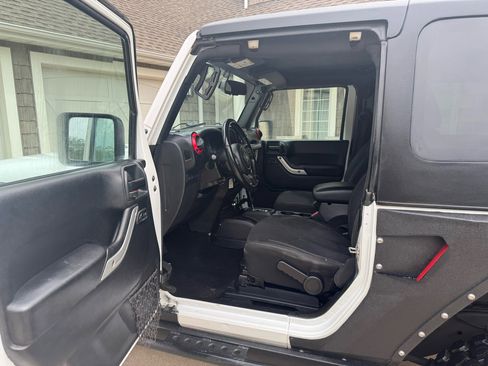 Used 2017 Jeep Wrangler Rubicon w/ Power Convenience Group image 10