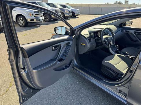 Used 2014 Hyundai Elantra SE image 22