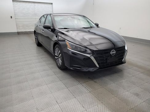 Used 2025 Nissan Altima 2.5 SV FWD image 13