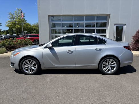 Used 2016 Buick Regal FWD image 2