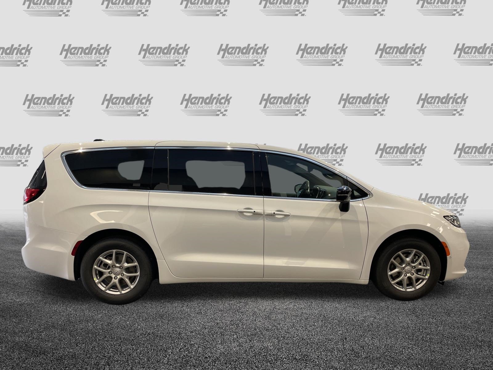 Used 2026 Chrysler Pacifica Select FWD image 11