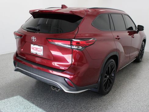 Used 2023 Toyota Highlander XSE FWD image 7
