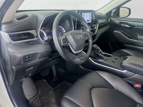 Used 2023 Toyota Highlander XLE FWD image 9