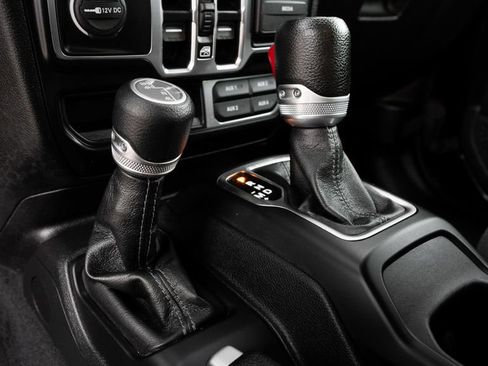 Used 2024 Jeep Wrangler Unlimited Sahara AWD/4WD image 9