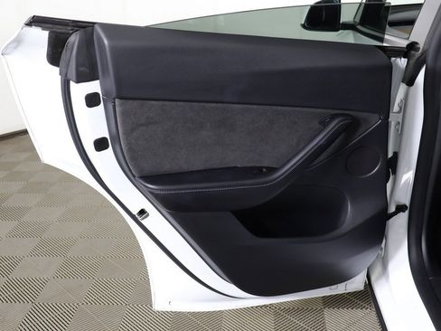 Used 2022 Tesla Model Y Long Range image 27