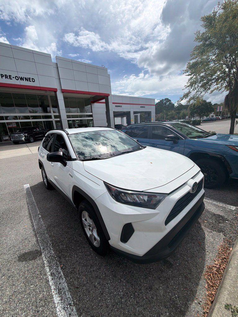 Used 2021 Toyota RAV4 LE AWD/4WD image 8
