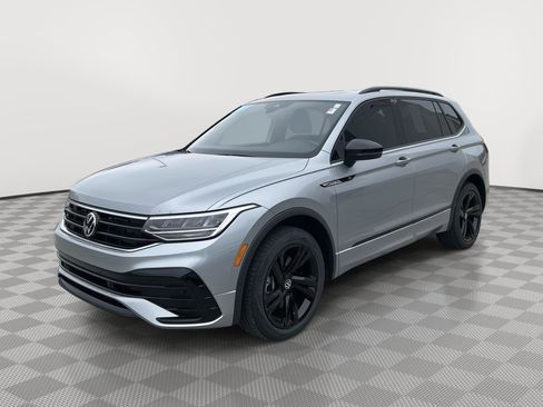 Used 2023 Volkswagen Tiguan SE R-Line AWD/4WD image 4