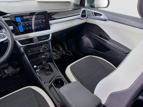 New 2026 Volkswagen Taos SE FWD image 24