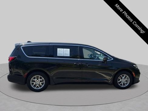 Used 2023 Chrysler Pacifica Touring-L FWD image 5
