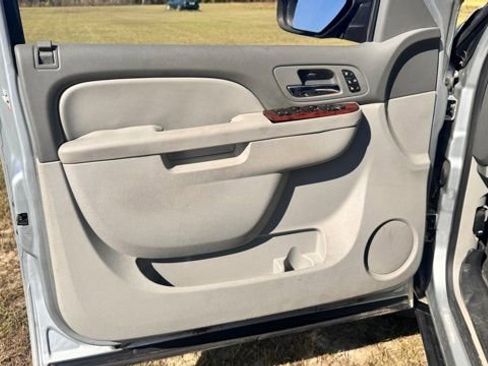 Used 2013 Chevrolet Suburban LTZ image 25