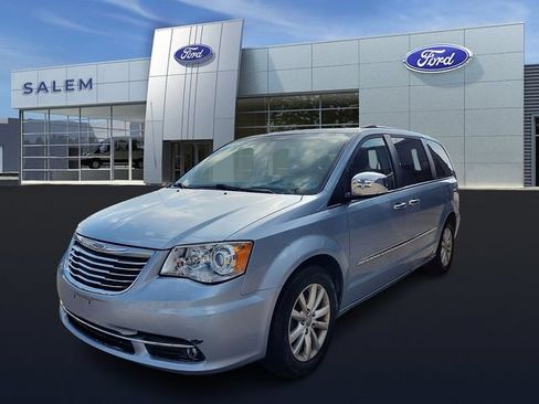 Used 2016 Chrysler Town & Country Limited Platinum FWD image 6