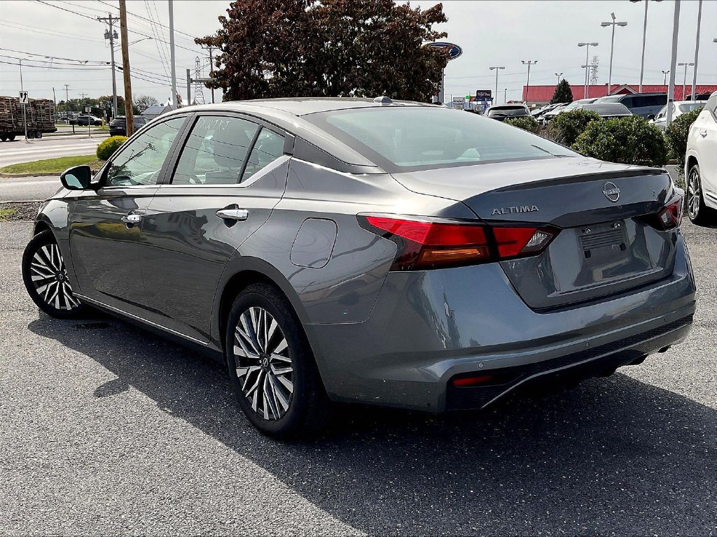 Used 2025 Nissan Altima 2.5 SV FWD image 3