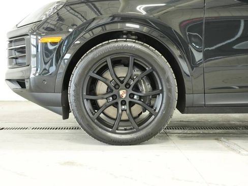 Certified 2025 Porsche Cayenne AWD/4WD image 42