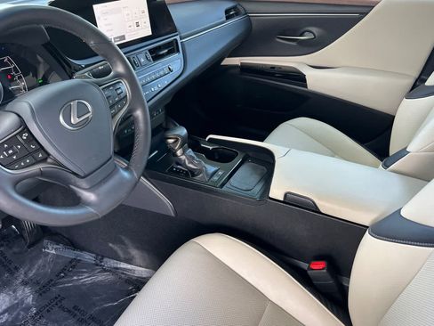 Used 2025 Lexus ES 300h w/ Premium Package FWD image 12