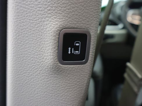 Used 2024 Chrysler Pacifica Touring-L image 40