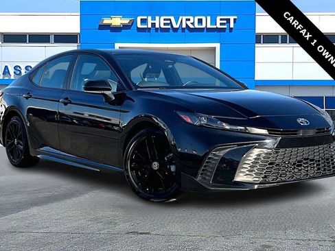 Used 2025 Toyota Camry SE image 1